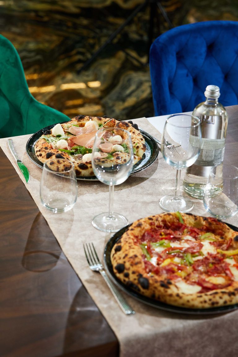 pizza este preparată respectând tradiția