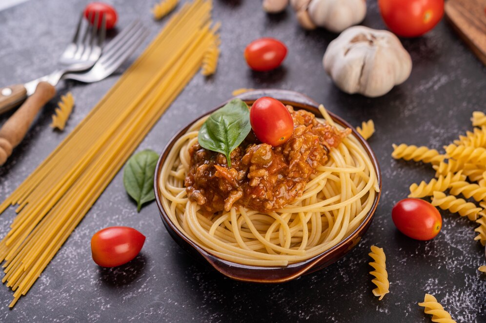 Ingrediente pentru Spaghetti Bolognese: carne tocată, legume, lapte, roșii