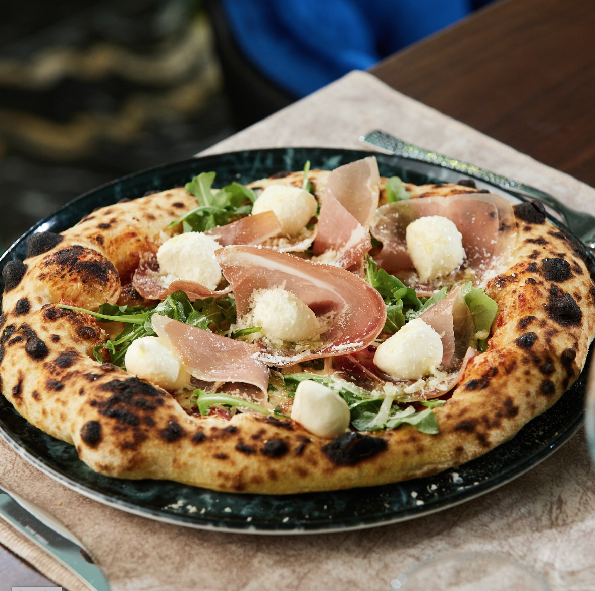 Pizza napoletană coaptă la cuptor cu lemne, cu crustă rumenită