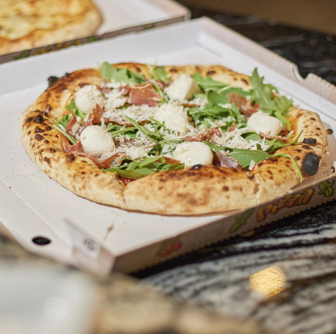 Pizza autentică napoletană cu mozzarella di bufala și busuioc proaspăt