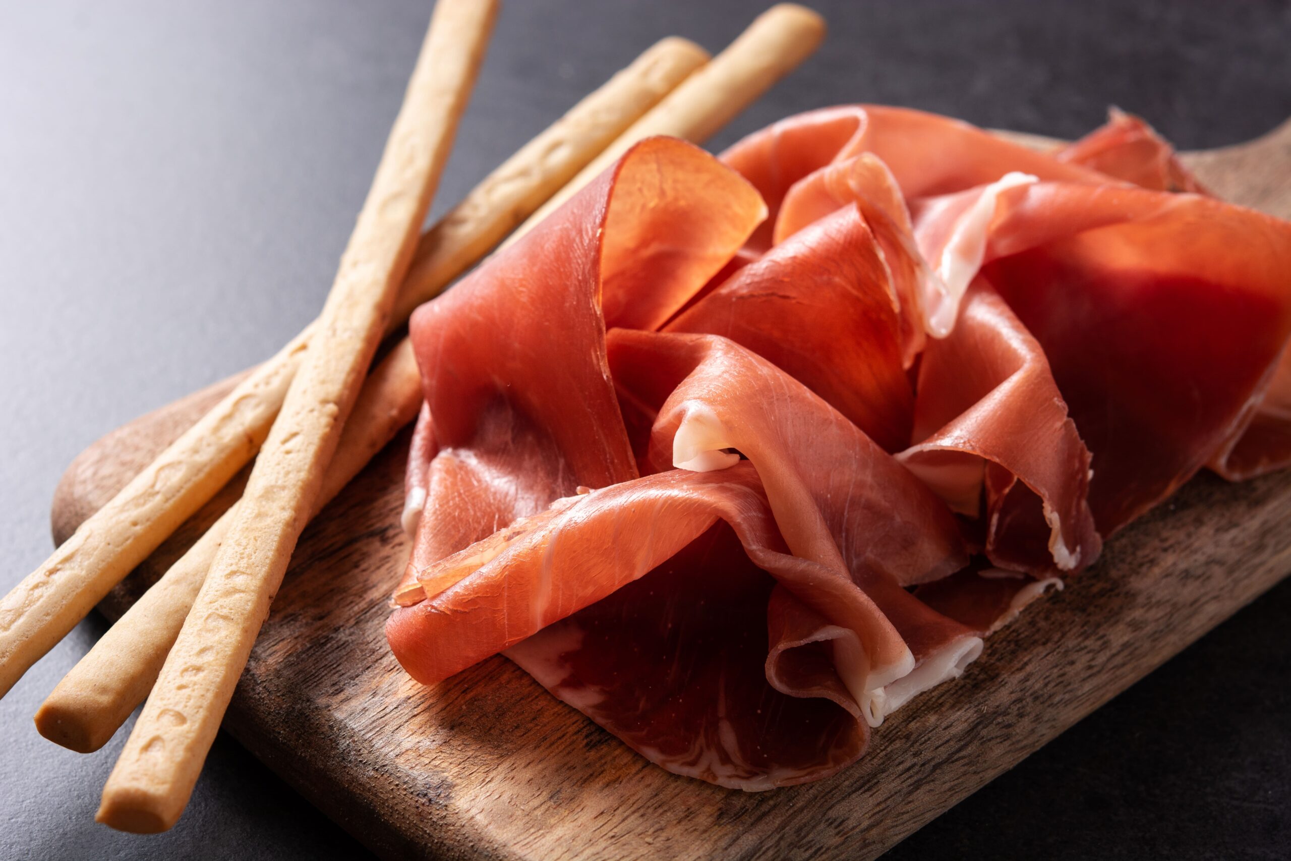 Prosciutto italian și grisine crocante