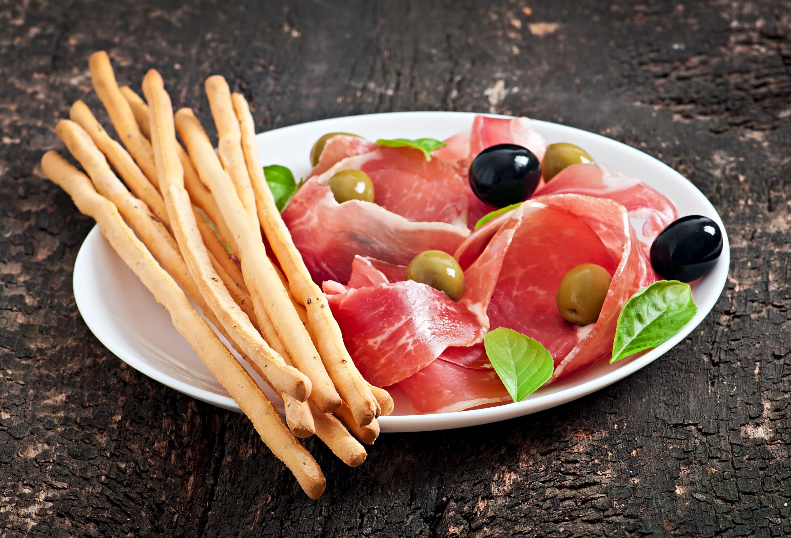 Prosciutto italian servit cu măsline verzi