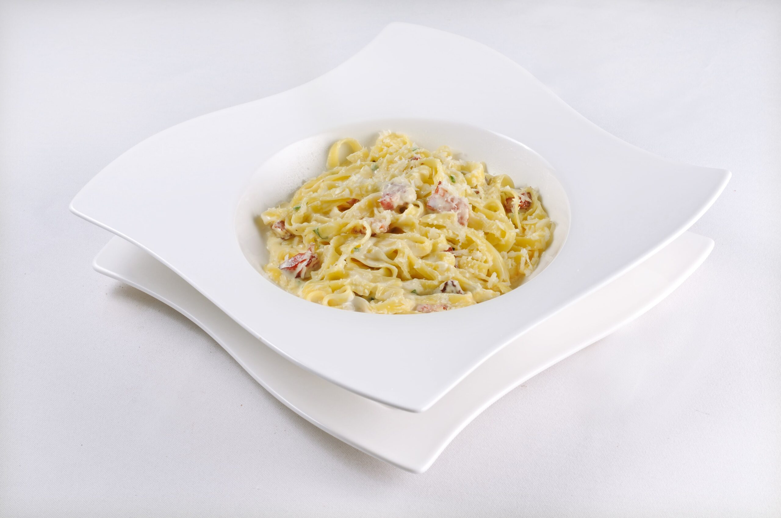 Spaghetti Carbonara cu pecorino romano, guanciale și piper negru proaspăt