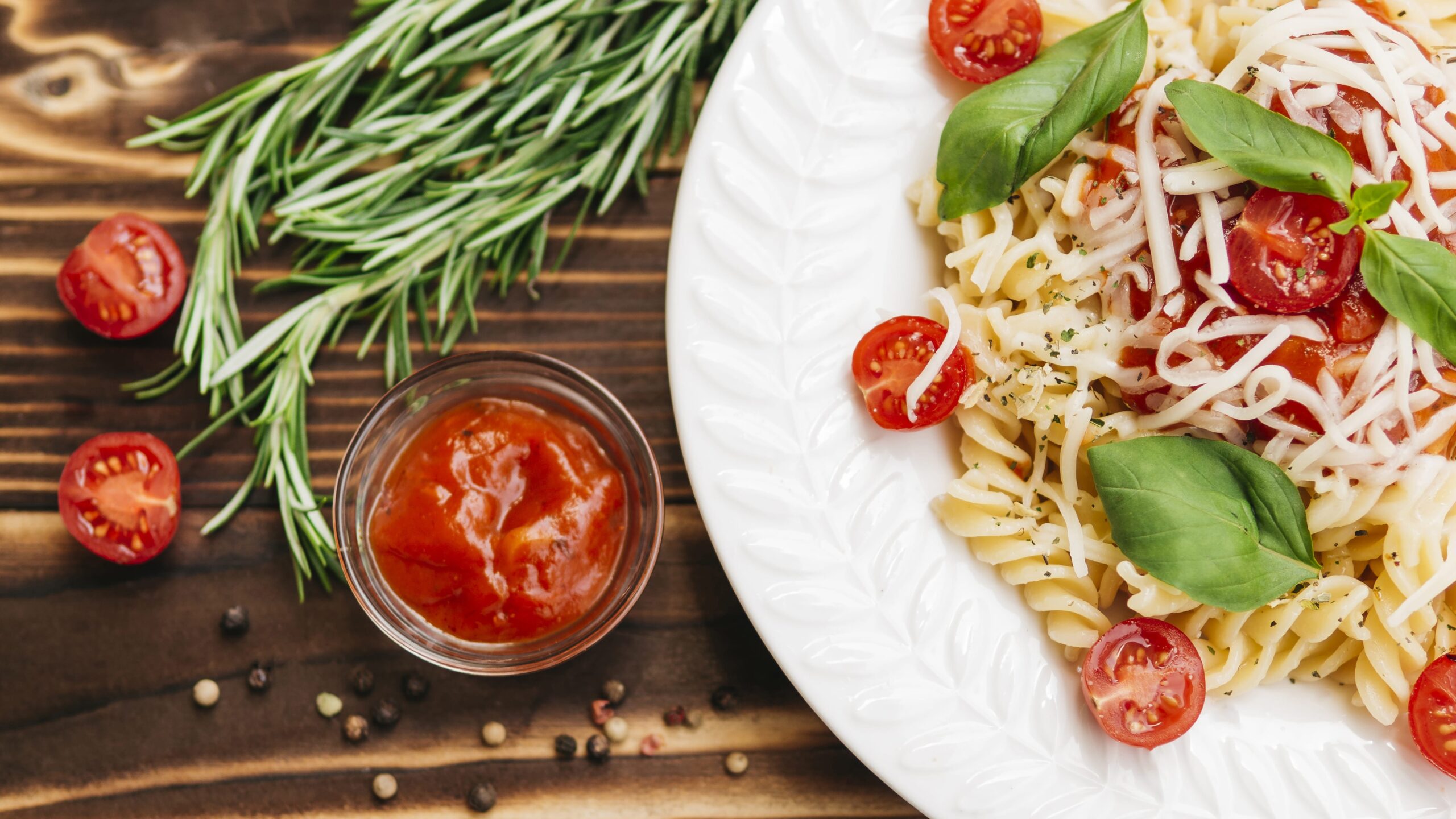 Paste cu sos Marinara tradițional, preparat cu roșii italiene și busuioc proaspăt