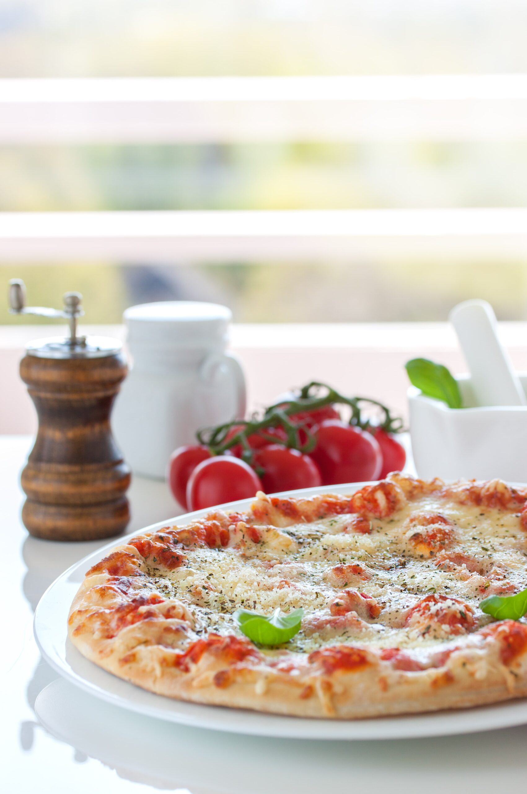 Pizza Margherita coaptă în stil italian