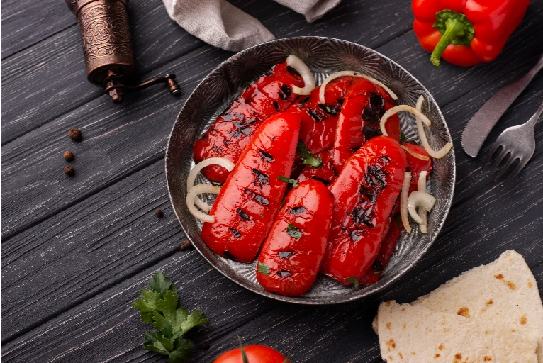 Ardei copt dulceag, servit alături de cotlete de miel
