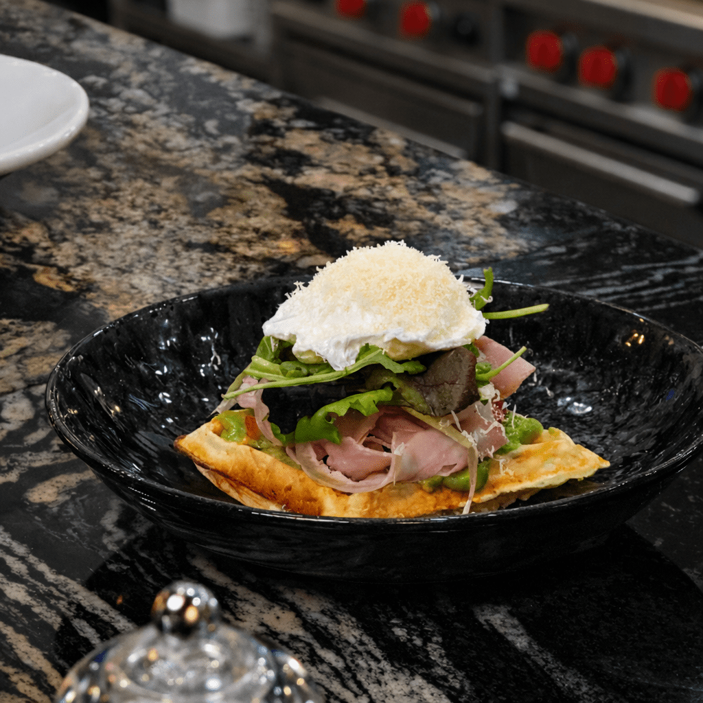 Mic dejun italian cu ou poșat și sos olandez, preparat semnătură Rispetto Cucina Italiana București