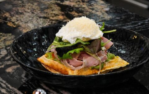 Ou poșat cu sos olandez, gofre și prosciutto, mic dejun servit la Rispetto Cucina Italiana București