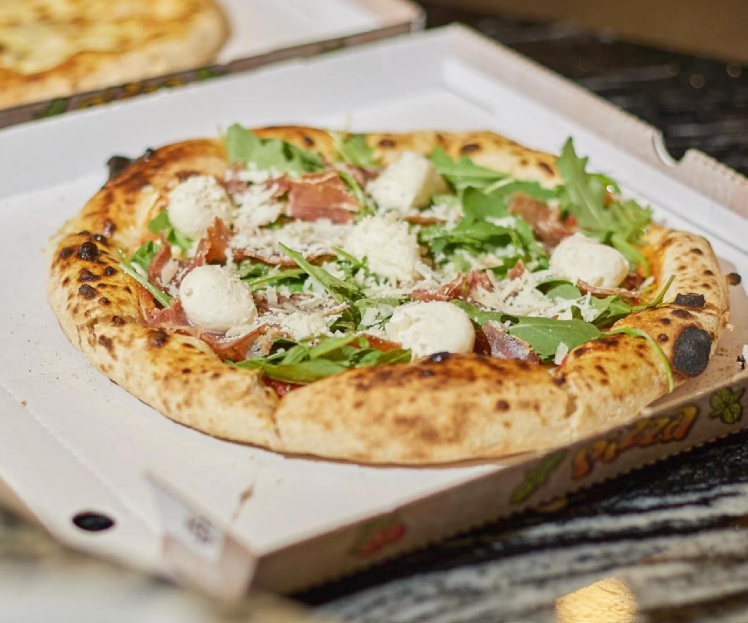 Pizza reîncălzită corect cu aluat moale și bază echilibrată