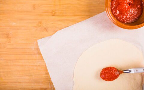 Sos de roșii pentru pizza italiană din roșii San Marzano și busuioc