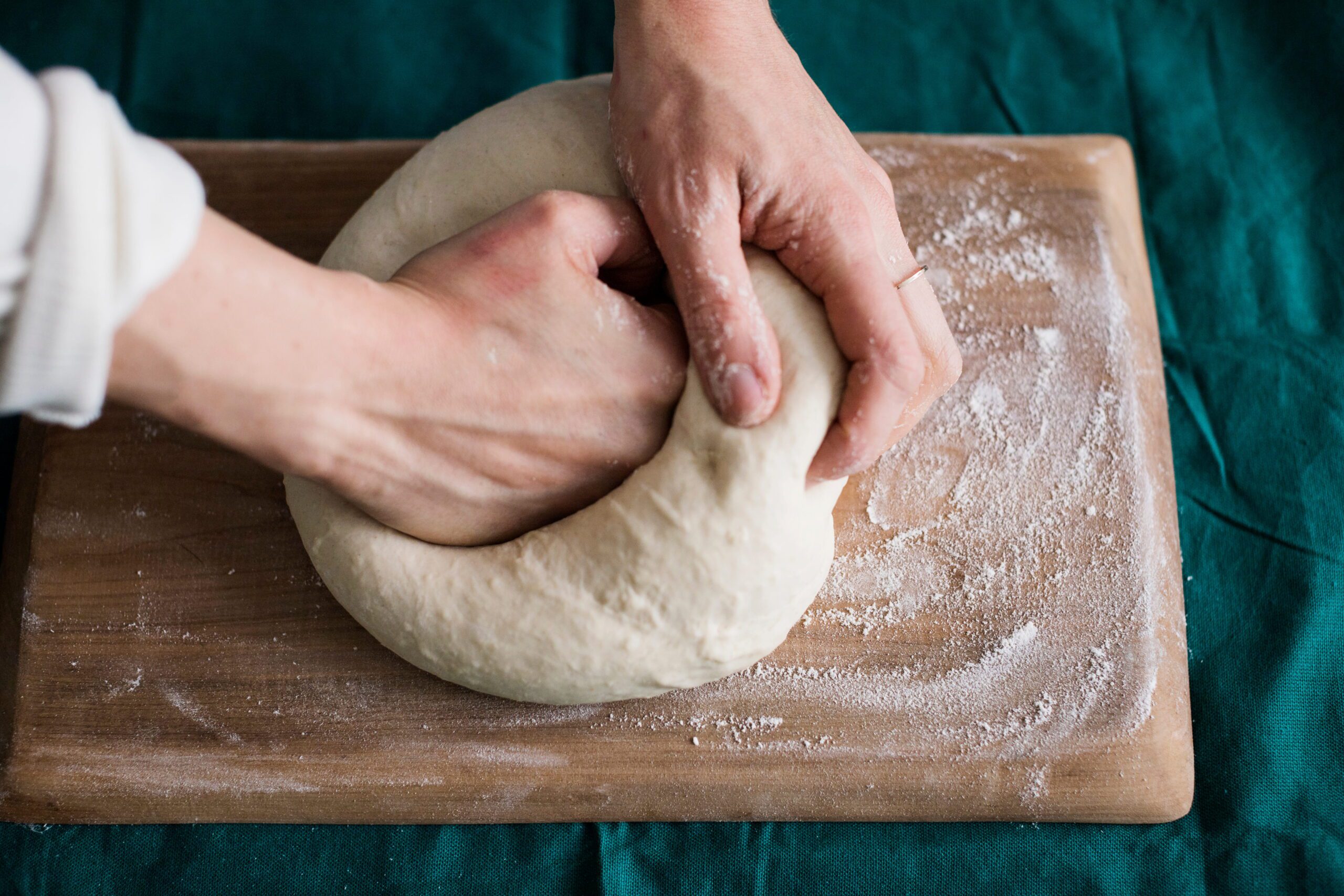Aluat de pizza ca în Italia, fermentație lentă pentru blat elastic
