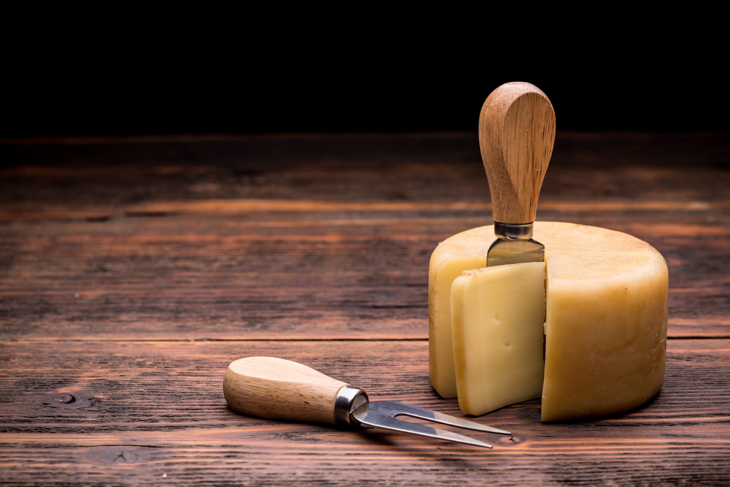Pecorino Romano din lapte de oaie, brânză tradițională italiană intens aromată