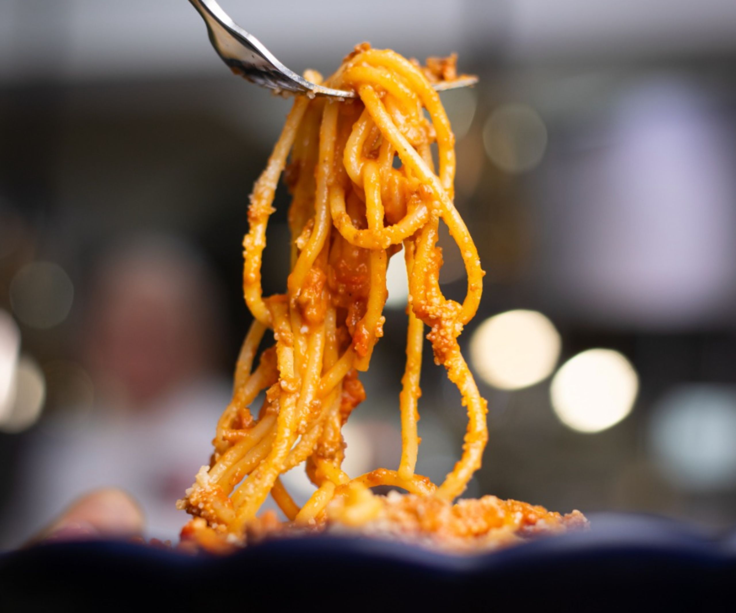 Pastele al dente amestecate în sos italian autentic la Rispetto Cucina Italiana București