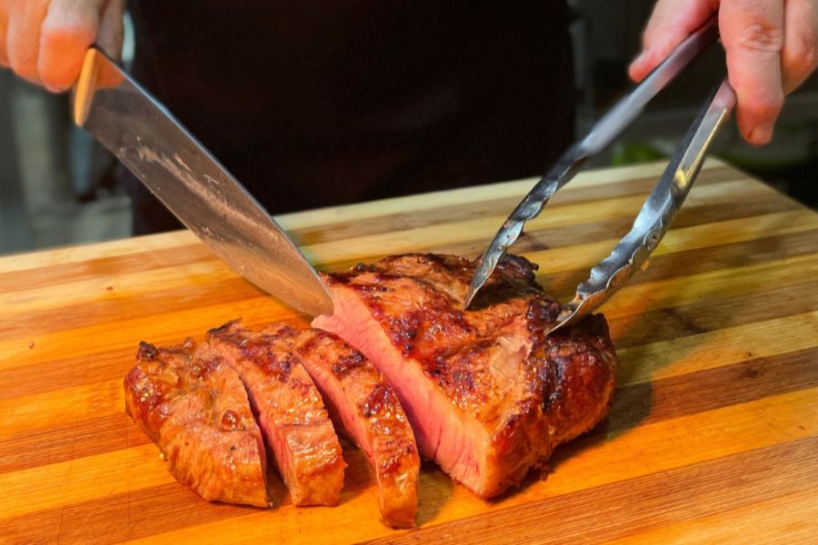Secțiune piept de rață medium-rare cu crustă crocantă și piure cremos de țelină servit în restaurant italian București