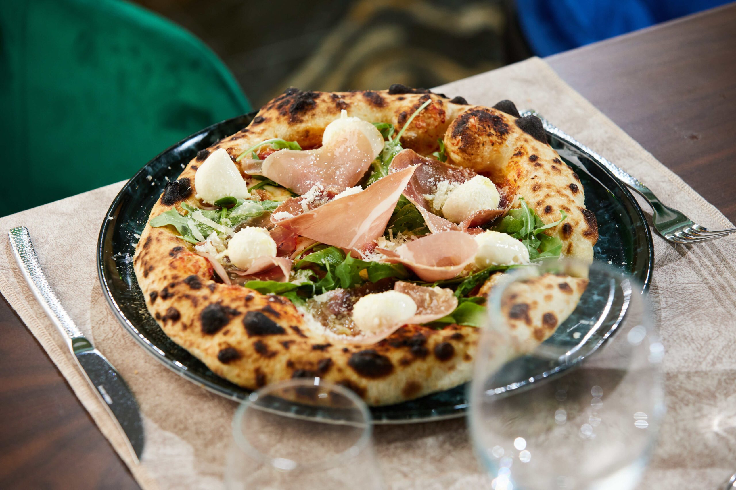 Pizza autentică cu mozzarella fior di latte la Rispetto București
