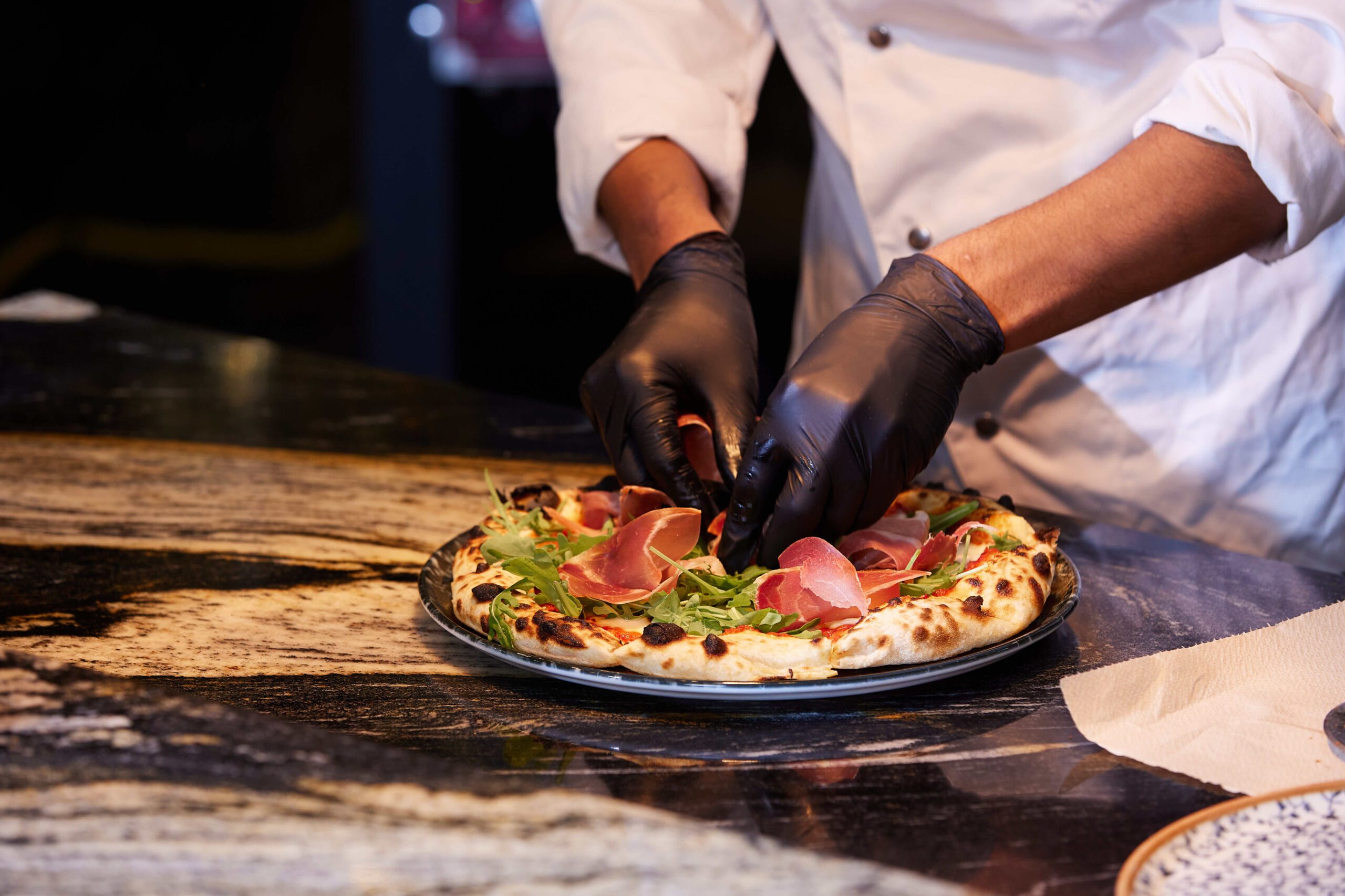 Pizza italiană coaptă în cuptor cu lemne la restaurant în București