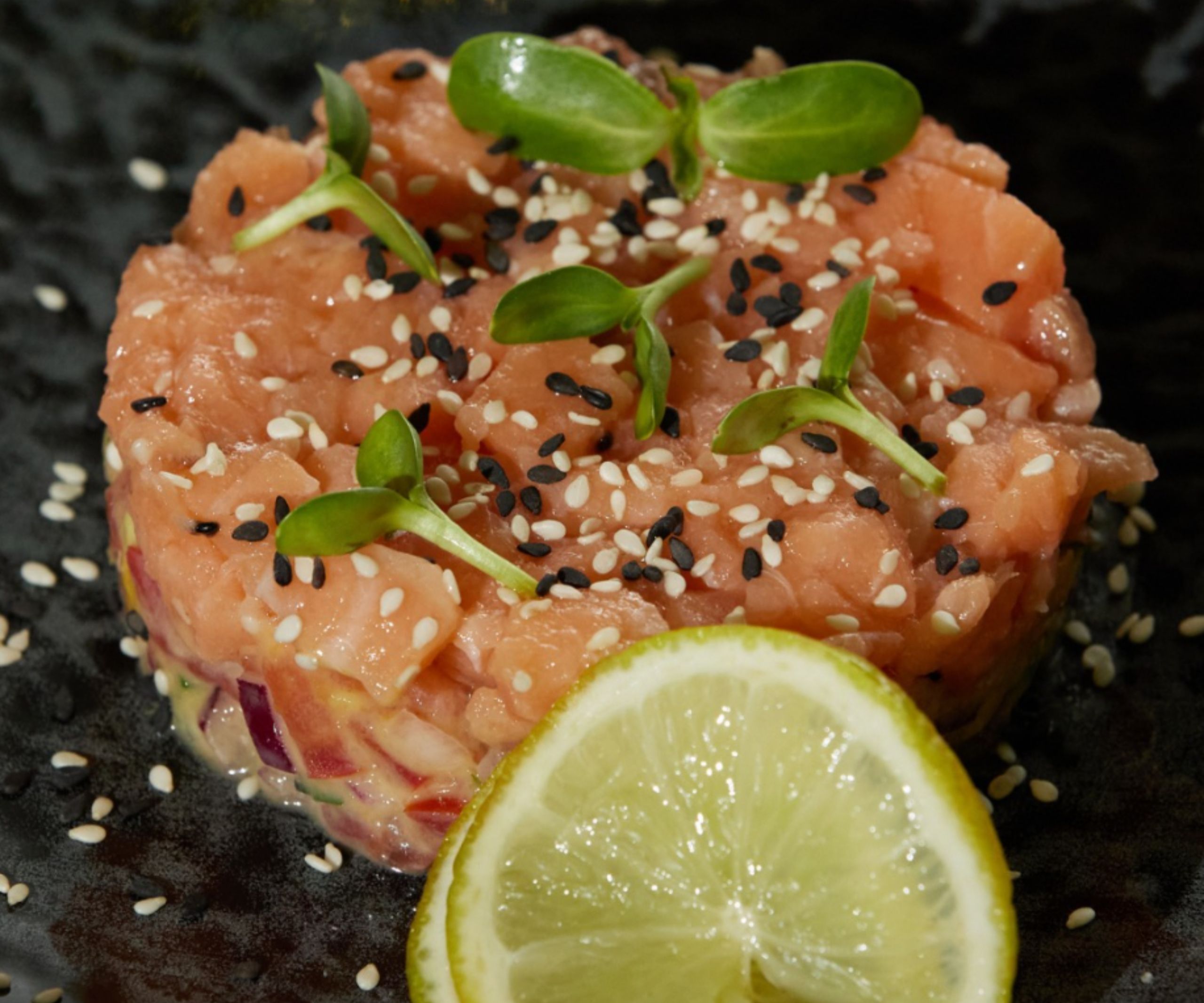 Tartar de somon cu mango montat elegant ca la restaurant italian