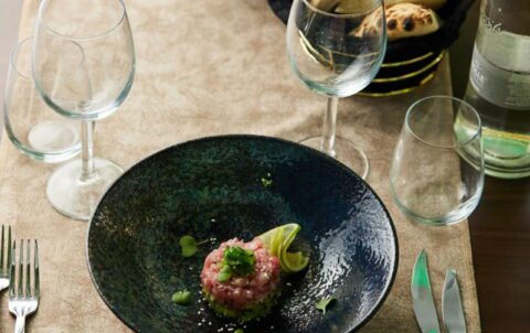 Tartar de somon cu mango servit la Rispetto Cucina Italiana