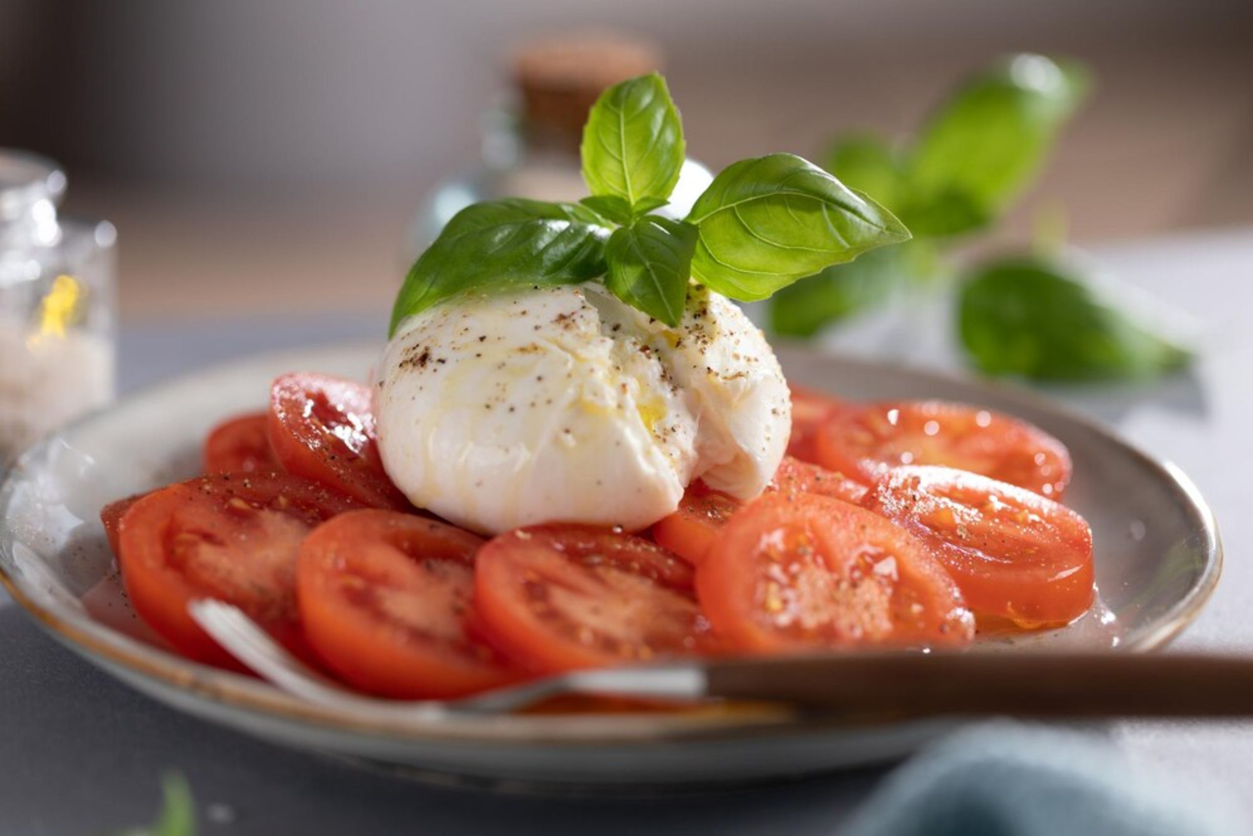 Burrata vs mozzarella fior di latte burrata cremoasă servită la Rispetto Cucina Italiana București