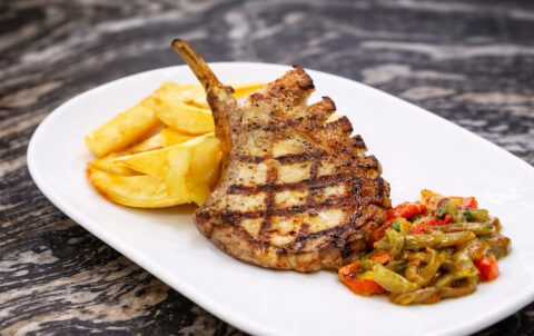Cotlet de porc la jar gătit pe grătar cu crustă crocantă și interior suculent