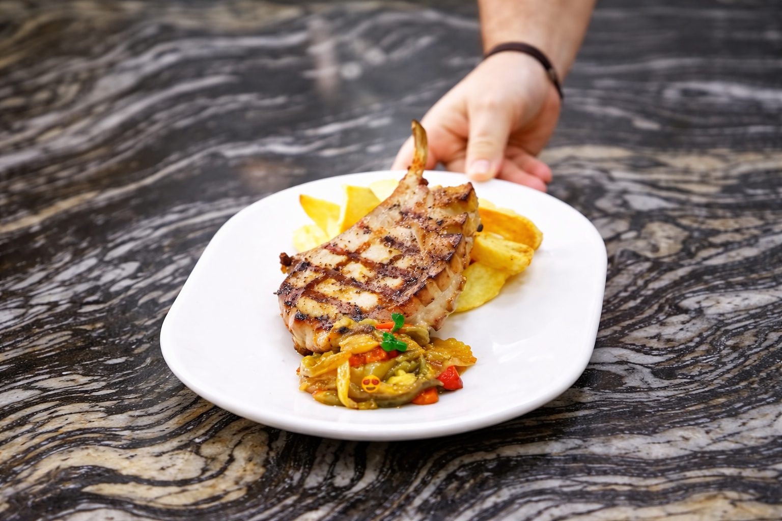Cotlet de porc la jar cu salată de ardei copți și cartofi wedges crocanți