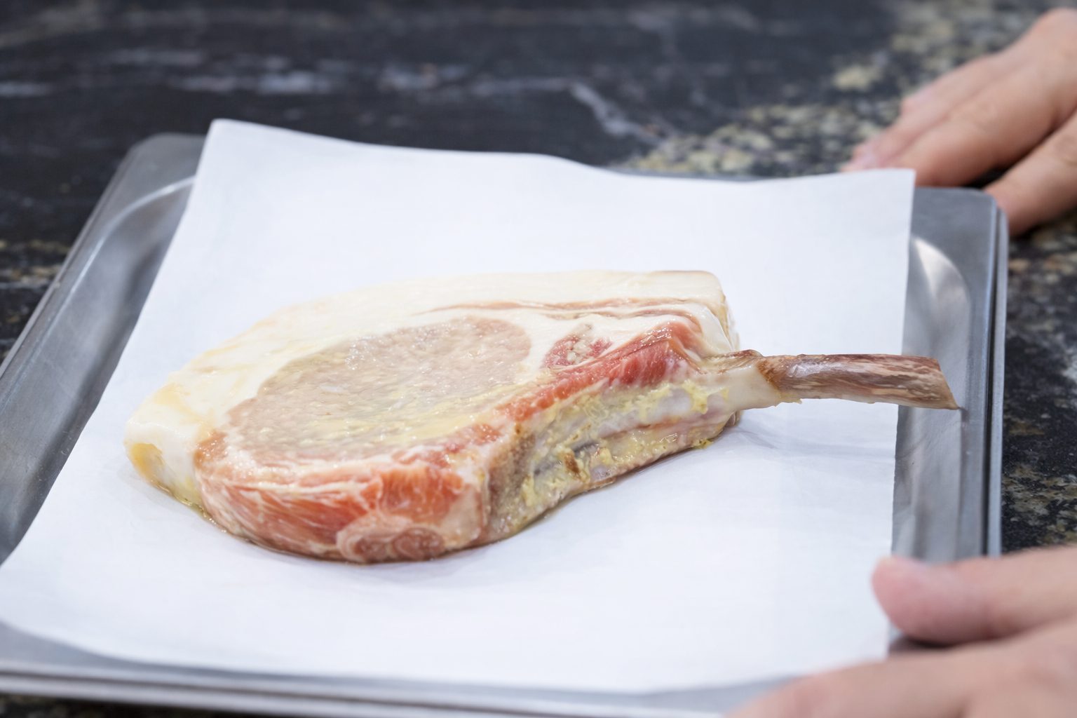 Cotlet de porc marinat cu iaurt și muștar înainte de gătirea la jar